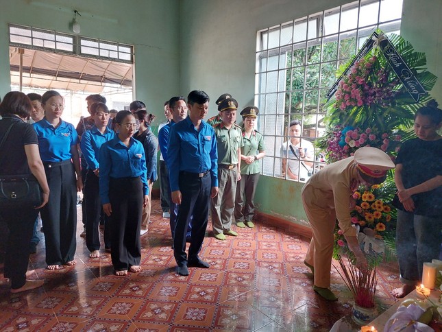 Đoàn công tác T.Ư Đoàn thăm gia đình cán bộ, người dân tử vong vụ trụ sở UBND xã Đắk Lắk bị tấn công ảnh 6