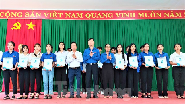 Trung ương Đoàn tặng học bổng cho sinh viên Đắk Lắk vượt khó ảnh 3