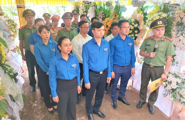 Đoàn công tác T.Ư Đoàn thăm gia đình cán bộ, người dân tử vong vụ trụ sở UBND xã Đắk Lắk bị tấn công ảnh 1