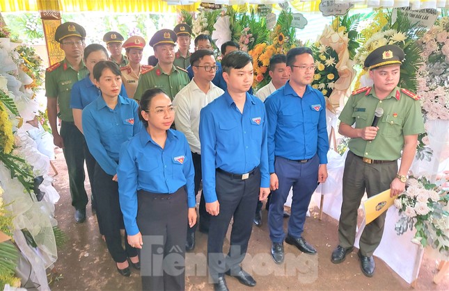 Đoàn công tác T.Ư Đoàn thăm gia đình cán bộ, người dân tử vong vụ trụ sở UBND xã Đắk Lắk bị tấn công ảnh 1