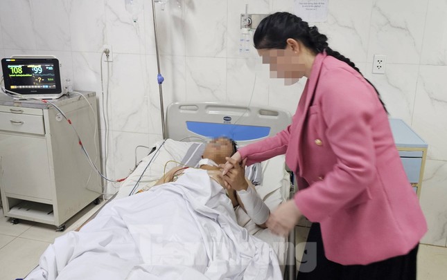Vụ trụ sở xã ở Đắk Lắk bị tấn công: Một cán bộ công an chuyển viện ảnh 1