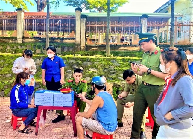 Hình ảnh tình nguyện mùa thi ở Đắk Nông để lại ấn tượng đẹp ảnh 2