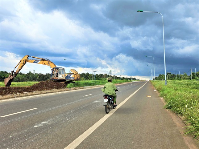 Có biển cấm, xe vẫn phóng ào ào trên đại lộ nghìn tỷ đang thi công ảnh 3