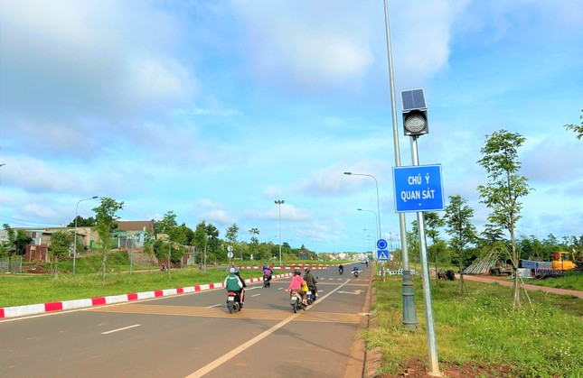 Có biển cấm, xe vẫn phóng ào ào trên đại lộ nghìn tỷ đang thi công ảnh 2