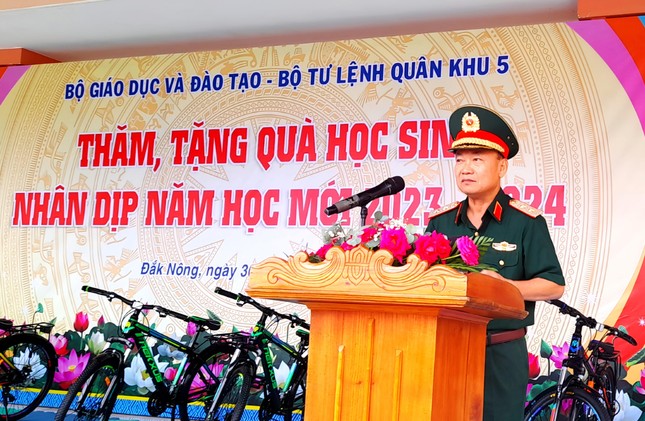 Bộ trưởng Giáo dục thăm, tăng quà học sinh Đắk Nông ảnh 6