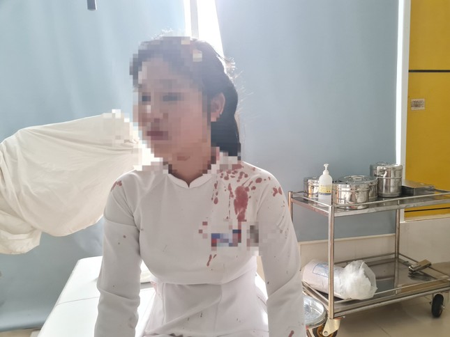 Nguyên nhân ban đầu vụ nữ sinh dùng guốc đánh bạn cùng lớp chảy máu đầu ảnh 1
