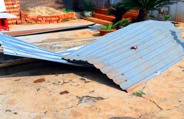 Hàng chục ngôi nhà tốc mái sau cơn mưa lốc kinh hoàng ảnh 2
