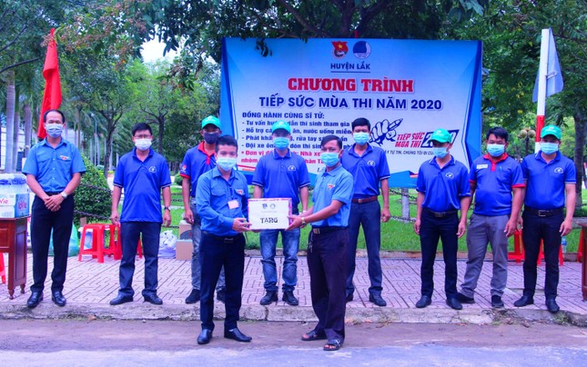 Tuổi trẻ Đắk Lắk trao học bổng tiếp sức thí sinh vượt vũ môn ảnh 2
