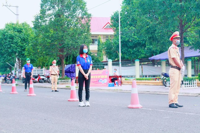 Tuổi trẻ Đắk Lắk trao học bổng tiếp sức thí sinh vượt vũ môn ảnh 1
