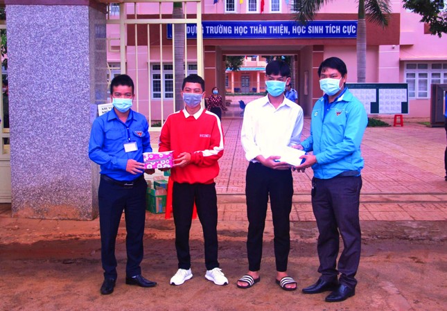 Tuổi trẻ Đắk Lắk trao học bổng tiếp sức thí sinh vượt vũ môn ảnh 3