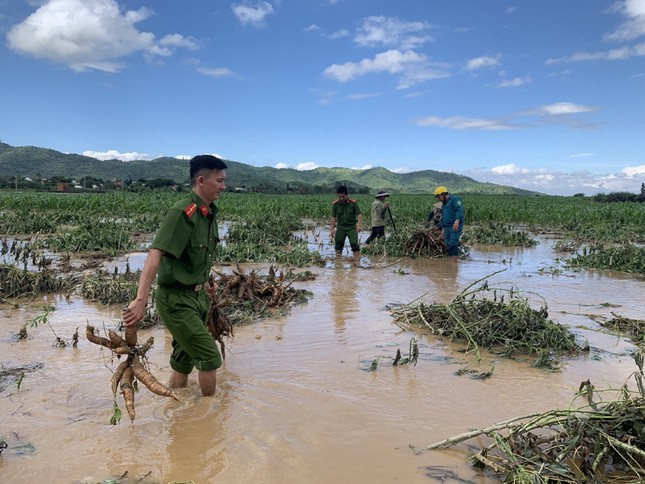 Công an, đoàn viên thanh niên dầm mưa giúp dân chạy lũ ảnh 1
