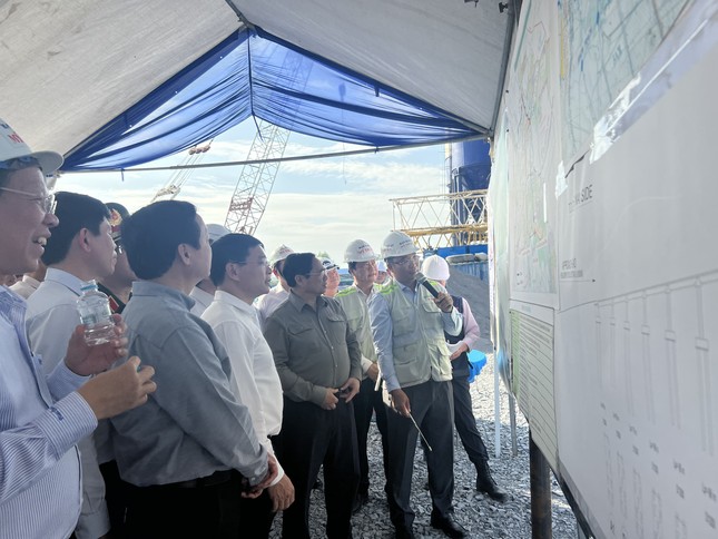 Thủ tướng Phạm Minh Chính kiểm tra dự án đường vành đai 3 TPHCM ảnh 1