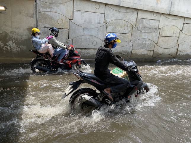 Người dân bì bõm lội nước ở hầm chui cửa ngõ phía đông TPHCM giữa trưa nắng ảnh 2