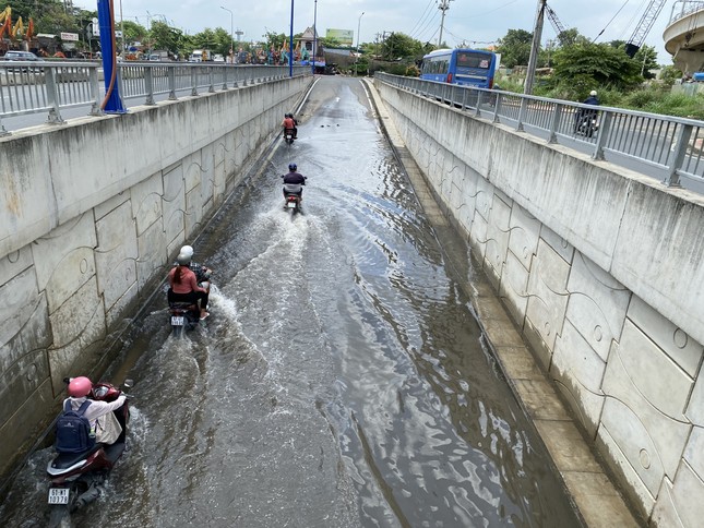 Người dân bì bõm lội nước ở hầm chui cửa ngõ phía đông TPHCM giữa trưa nắng ảnh 7