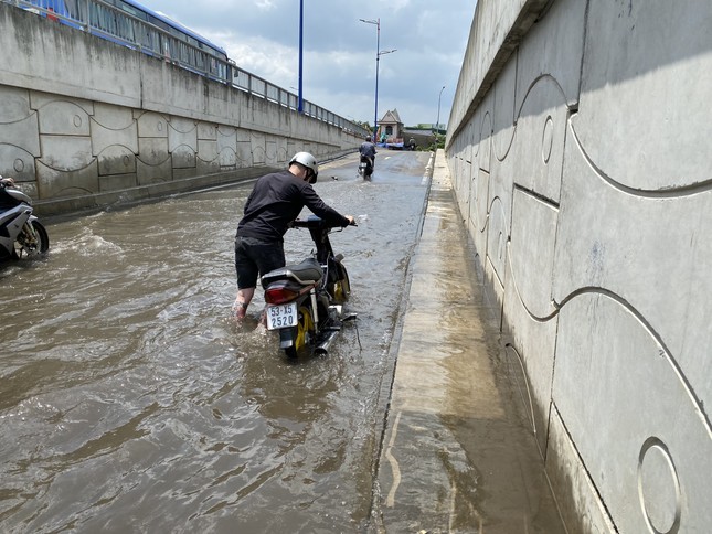 Người dân bì bõm lội nước ở hầm chui cửa ngõ phía đông TPHCM giữa trưa nắng ảnh 3