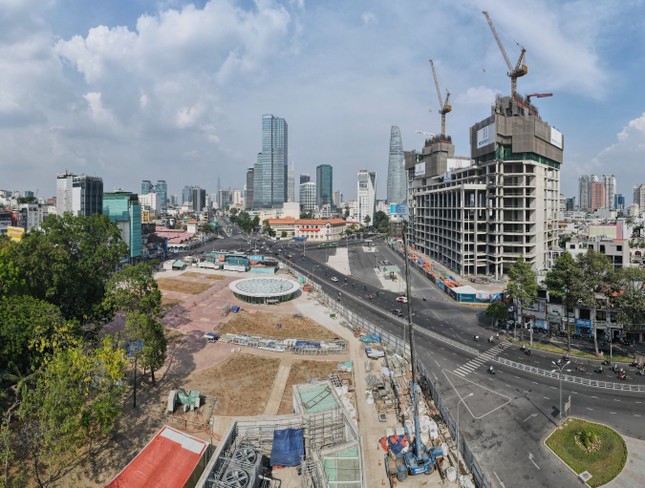 Gỡ 'vướng' cho hai lối lên xuống của nhà ga Bến Thành ảnh 1