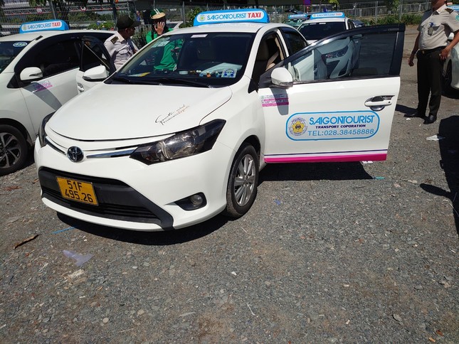 2 tài xế taxi ở sân bay Tân Sơn Nhất 'hô biến’ giá cước tăng...10 lần ảnh 1