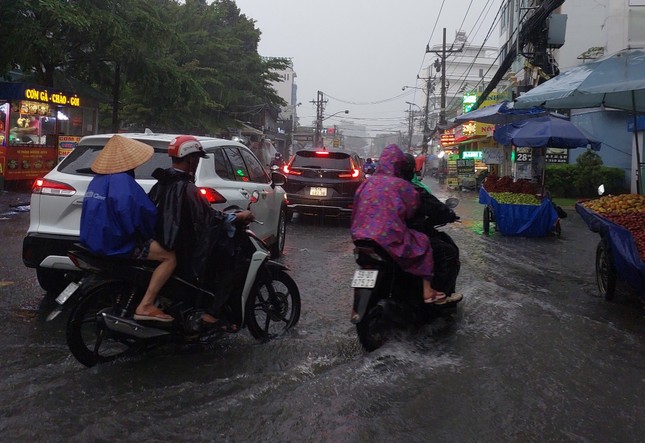 Mưa sầm sập giờ tan tầm, nhiều tuyến đường TPHCM chìm trong nước ảnh 3