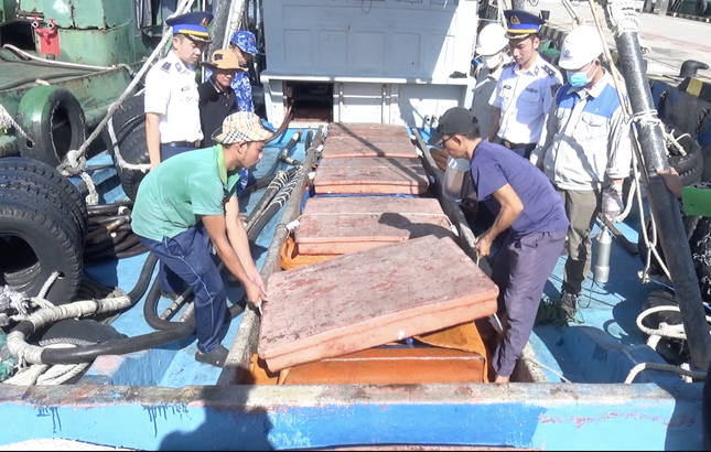 Cảnh sát biển bắt giữ tàu cá vận chuyển 60.000 lít dầu D.O trái phép