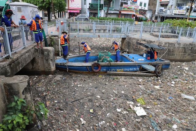 Ô nhiễm tái xuất trên những con kênh vừa được cải tạo nghìn tỷ ở TPHCM ảnh 8