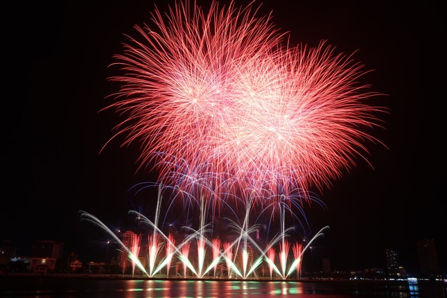 Sông Hàn bùng nổ ánh sáng, âm thanh trong đại tiệc đêm chung kết pháo hoa ảnh 10