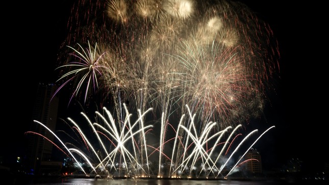Sông Hàn bùng nổ ánh sáng, âm thanh trong đại tiệc đêm chung kết pháo hoa ảnh 6