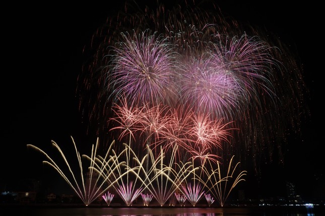 Sông Hàn bùng nổ ánh sáng, âm thanh trong đại tiệc đêm chung kết pháo hoa ảnh 11