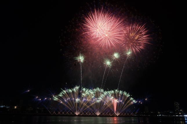 Sông Hàn bùng nổ ánh sáng, âm thanh trong đại tiệc đêm chung kết pháo hoa ảnh 7