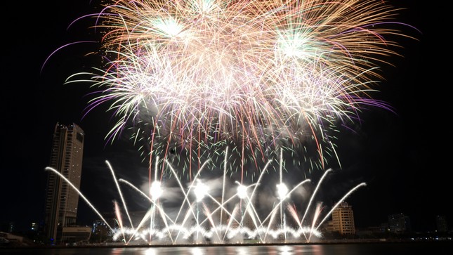 Sông Hàn bùng nổ ánh sáng, âm thanh trong đại tiệc đêm chung kết pháo hoa ảnh 4