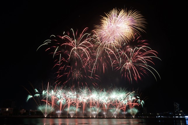 Sông Hàn bùng nổ ánh sáng, âm thanh trong đại tiệc đêm chung kết pháo hoa ảnh 8