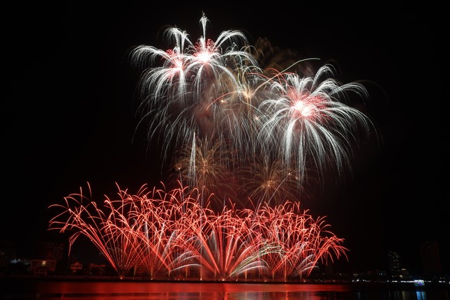 Sông Hàn bùng nổ ánh sáng, âm thanh trong đại tiệc đêm chung kết pháo hoa ảnh 9