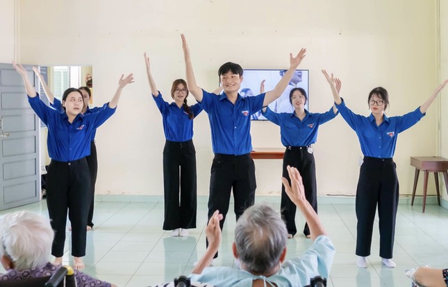 Tuổi trẻ Đà Nẵng khởi động chiến dịch mùa hè xanh, đến với bệnh nhân, người già neo đơn ảnh 7