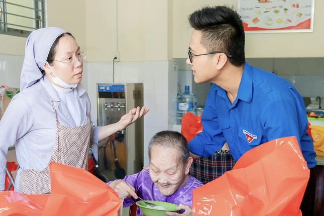 Tuổi trẻ Đà Nẵng khởi động chiến dịch mùa hè xanh, đến với bệnh nhân, người già neo đơn ảnh 9