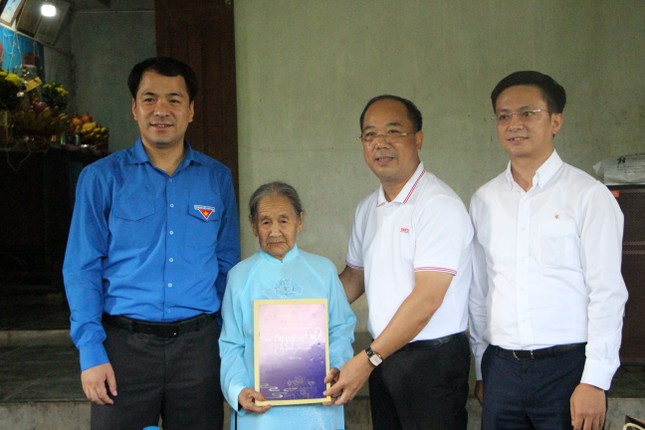 Đoàn công tác T.Ư Đoàn bàn giao công trình thanh niên và thăm Mẹ Việt Nam anh hùng tại Quảng Ngãi ảnh 9