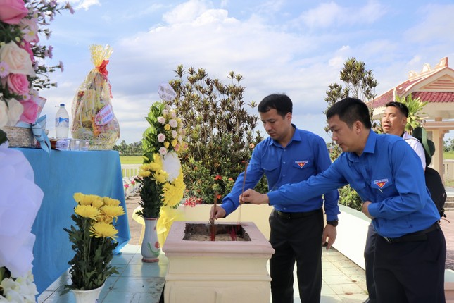 Đoàn công tác T.Ư Đoàn bàn giao công trình thanh niên và thăm Mẹ Việt Nam anh hùng tại Quảng Ngãi ảnh 3