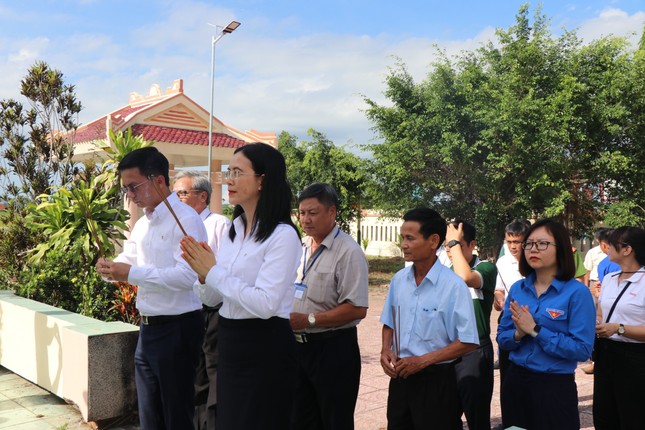Đoàn công tác T.Ư Đoàn bàn giao công trình thanh niên và thăm Mẹ Việt Nam anh hùng tại Quảng Ngãi ảnh 4
