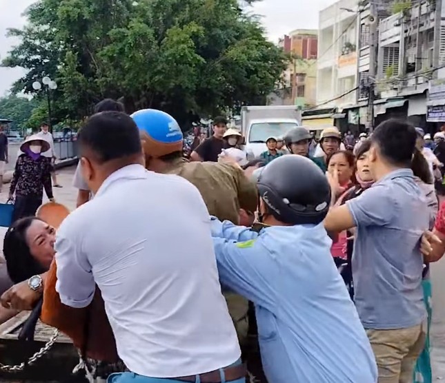Thêm vụ xô xát giữa trật tự đô thị với tiểu thương ở Cà Mau ảnh 1