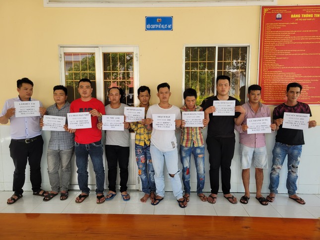 10 người thuê taxi mang theo hung khí đi giải quyết mâu thuẫn ảnh 1