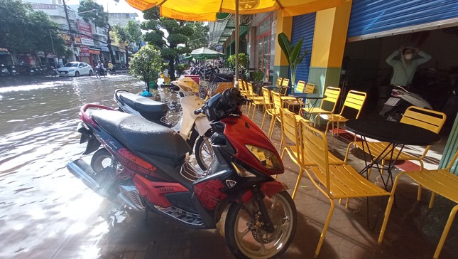 Mưa lớn kết hợp triều cường ở Cà Mau, người dân ngồi canh cửa tát nước ảnh 2
