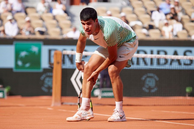 Djokovic dễ dàng vào chung kết Roland Garros sau khi Alcaraz chấn thương ảnh 2