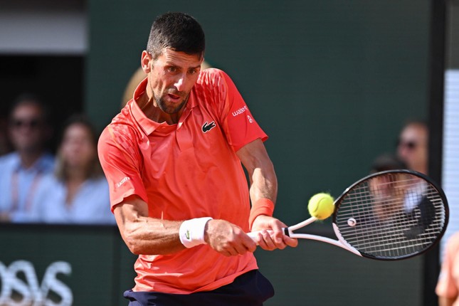 Djokovic dễ dàng vào chung kết Roland Garros sau khi Alcaraz chấn thương ảnh 1