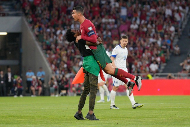 Fan cuồng đột nhập vào sân quỳ lạy Ronaldo ảnh 2