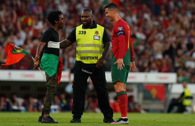 Fan cuồng đột nhập vào sân quỳ lạy Ronaldo ảnh 3