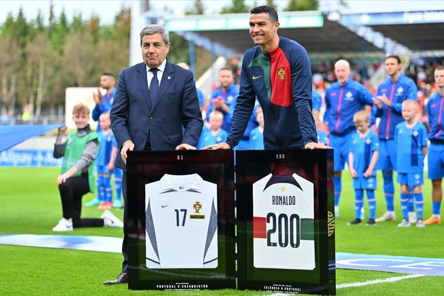 Ronaldo cán mốc vô tiền khoáng hậu, bỏ xa Messi ảnh 1