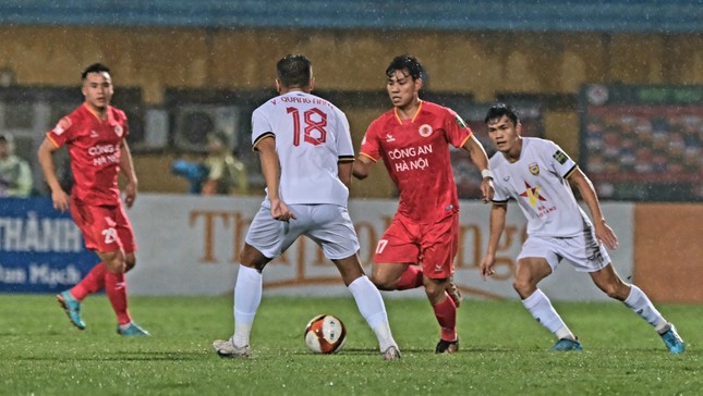 Hạ HL Hà Tĩnh 4-2, CAHN soán ngôi đầu bảng của Thanh Hóa ảnh 10