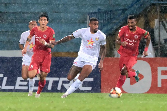 Hạ HL Hà Tĩnh 4-2, CAHN soán ngôi đầu bảng của Thanh Hóa ảnh 8