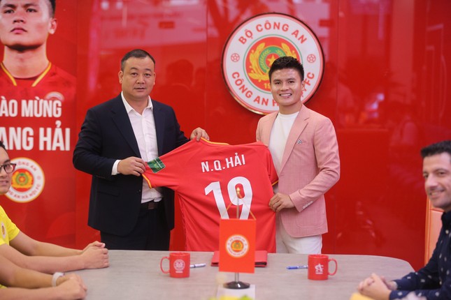 Quang Hải chưa thể ra mắt CAHN vì Pau FC? ảnh 1
