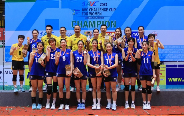 Bóng chuyền nữ Việt Nam thăng hạng chóng mặt sau chức vô địch AVC Challenge Cup 2023 ảnh 1