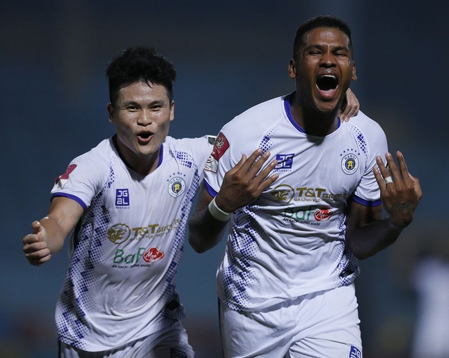 Caio lập cú đúp giúp Hà Nội đánh bại Hải Phòng 3-1, chiếm ngôi đầu bảng ảnh 23