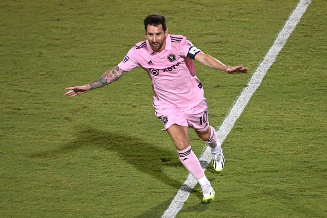 Messi lập siêu phẩm giúp Inter Miami thắng theo kịch bản điên rồ ảnh 1